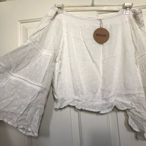 Off shoulder bell sleeve cropped top